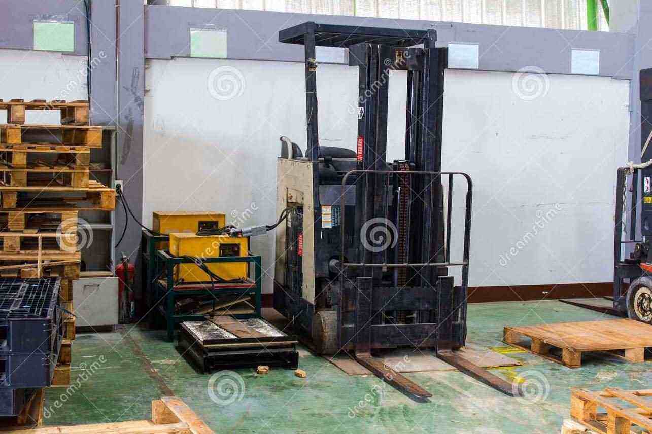 Elektro viljuškar na punjaču